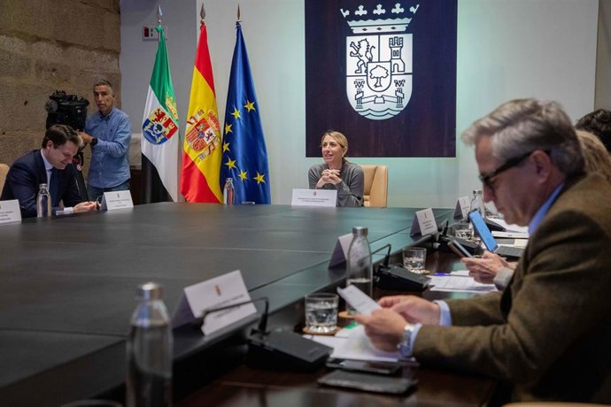 La presidenta de la Junta, María Guardiola, al frente del Consejo de Gobierno, junto a algunos de sus consejeros.
