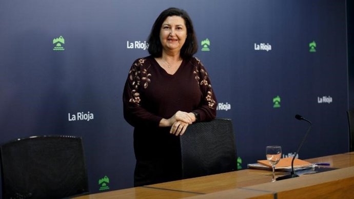 La directora general de Empleo, Cristina Salinas, informa de los datos relativos al mercado de trabajo durante el mes de febrero en La Rioja