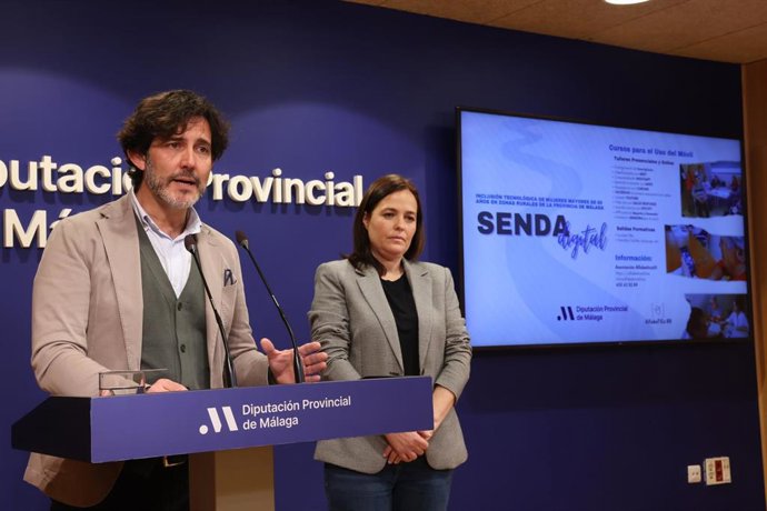 El diputado provincial de Centros Asistenciales, Tercer Sector y Cooperación Internacional, Francisco José Martín, junto a la presidenta de Alfabetics60, María Ángeles Torres, durante la presentación del proyecto.