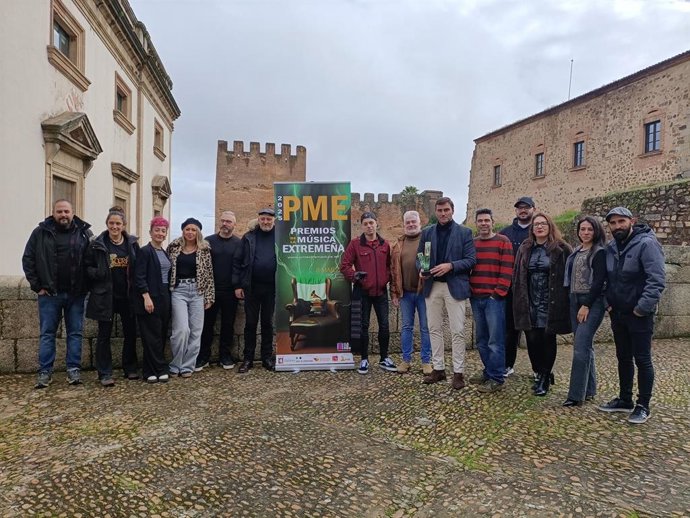 El concejal de Cultura de Cáceres, Jorge Suárez, junto a músicos y organizadores de los Premios de la Música Extremeña