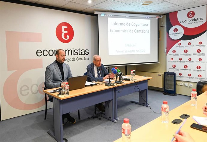 El presidente del Colegio de Economistas de Cantabria, Fernando García (derecha), y el profesor del Departamento de Economía de la UC Marcos Fernández, uno de los autores del III Informe de Coyuntura Económica de Cantabria