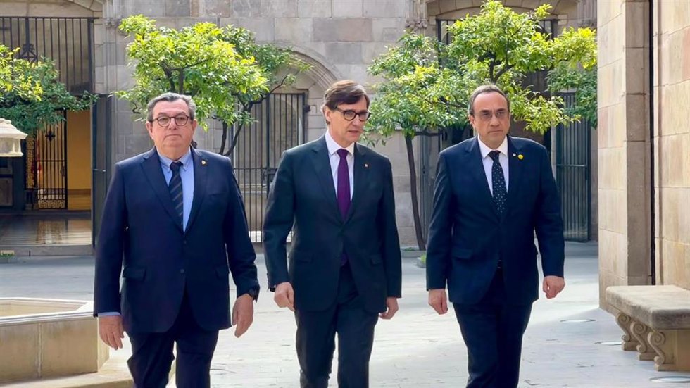 El síndic major de la Sindicatura de Comptes, Miquel Salazar, el presidente de la Generalitat, Salvador Illa, y el presidente del Parlament, Josep Rull, en el Palau de la Generalitat, donde Salazar ha tomado posesión del cargo en su reelección