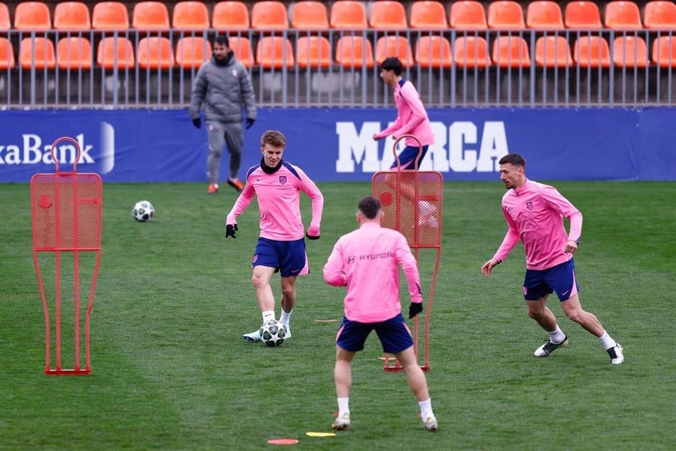 Los jugadores del Atlético de Madrid entrenan el día previo al encuentro de Liga de Campeones frente al Real Madrid.