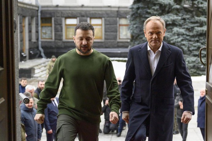 Archivo - Volodimir Zelenski y el primer ministro polaco, Donald Tusk, en un encuentro en Kiev.