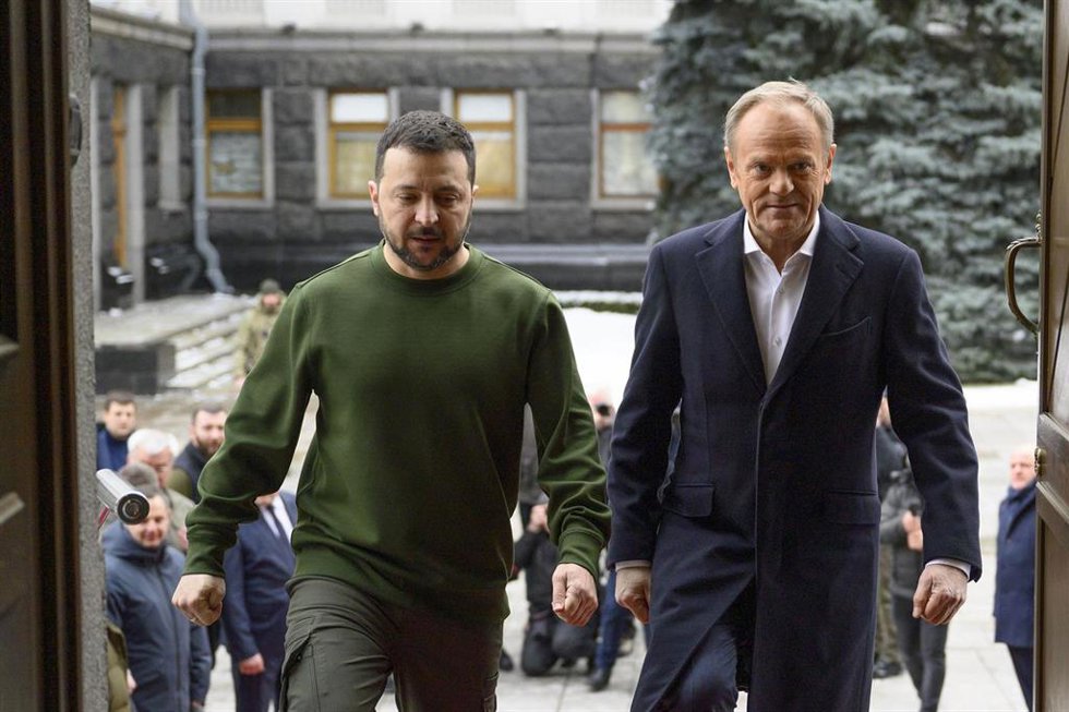 Archivo - Volodimir Zelenski y el primer ministro polaco, Donald Tusk, en un encuentro en Kiev.