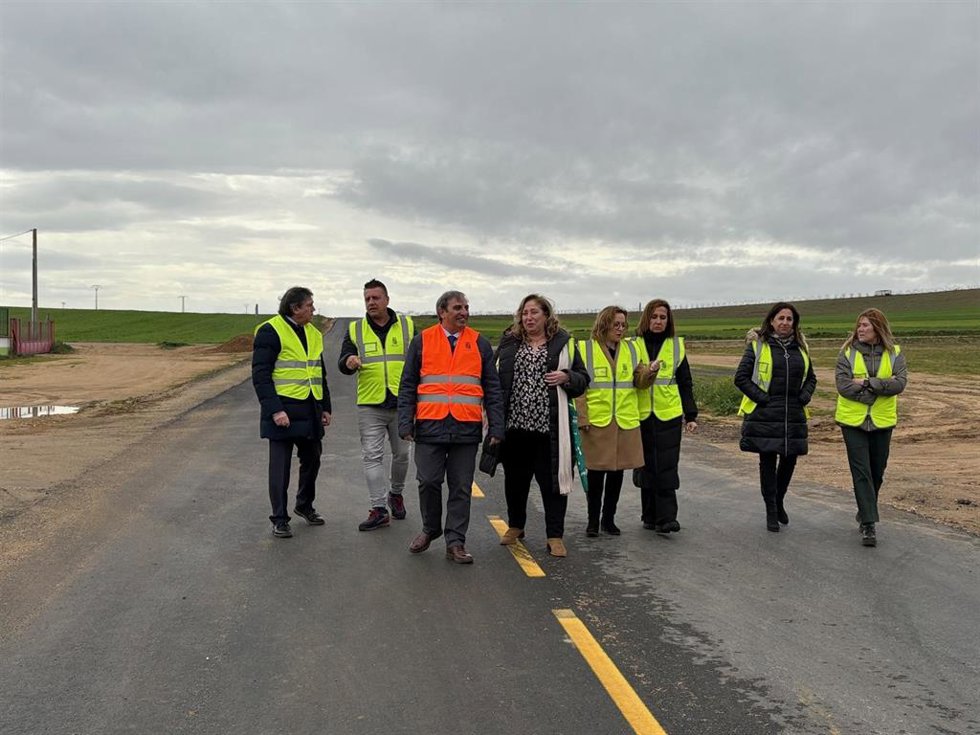 Las autoridades, durante la visita a la carretera entre La Bóveda y Cañizal.