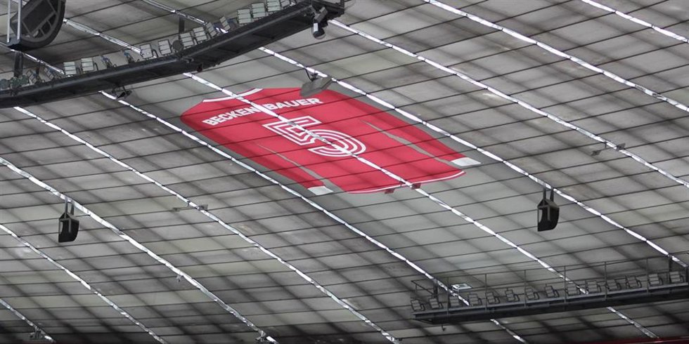 Camiseta en honor a Franz Beckenbauer en el Allianz Arena de Múnich.