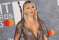 Millie Bobby Brown estalla contra el "bullying" por su físico: "No pediré perdón por crecer"