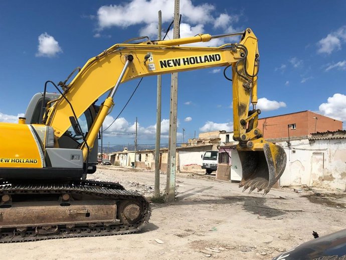 Archivo - Retro-excavadora en el poblado de Son Banya, en una foto de archivo.