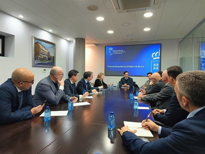 El consejero de Fomento e Infraestructuras, Jorge García Montoro, junto a la directora del Icref, Ana María López, se reúnen con responsables de entidades financieras para darles a conocer las novedades sobre el modelo de 'Vivienda asequible de la Región