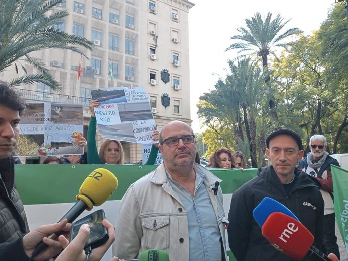 Isidoro Albarreal, representante da Ecologistas en Acción, e Luis Berraquero, representante do Greenpeace