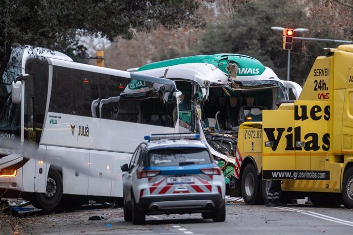 El xoc de dos autocars a la Diagonal de Barcelona