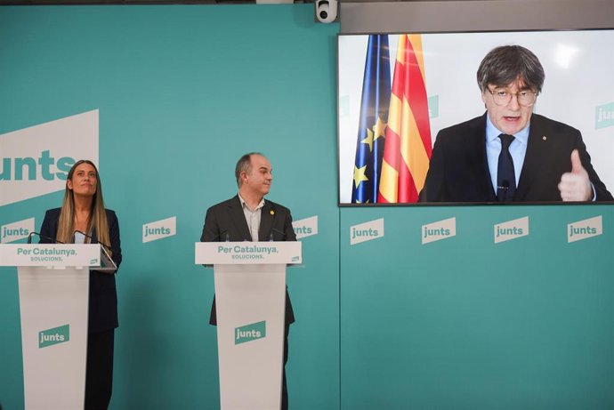El presidente de Junts, Carles Puigdemont, con el secretario general, Jordi Turull, y la portavoz en el Congreso, Miriam Nogueras