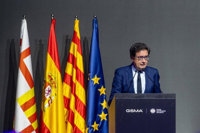 El ministro para la Transformación Digital y de la Función Pública, Óscar López, interviene durante la cena oficial del MWC (Mobile World Congress) 2025, en el Museo Nacional d'Art de Catalunya, a 2 de marzo de 2025, en Barcelona, Catalunya (España). 
