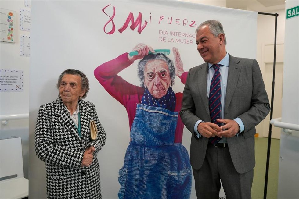 El alcalde de Sevilla junto a la octogenaria que protagoniza el cartel del 8M.