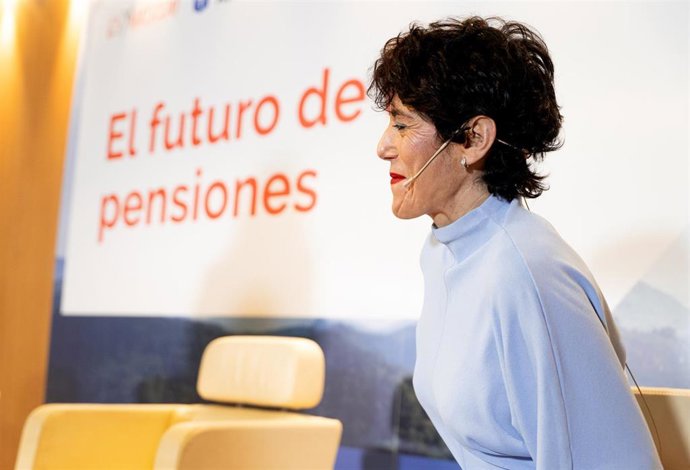 La ministra de Inclusión, Seguridad Social y Migraciones, Elma Saiz, durante el foro ‘El Futuro de las Pensiones’, en el Palacio Condes de Toreno, a 27 de febrero de 2025, en Oviedo , Asturias (España). 