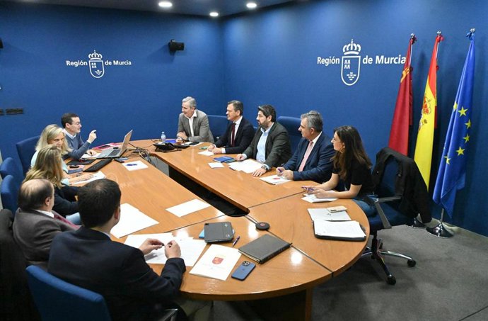El jefe del Ejecutivo autonómico, Fernando López Miras, presidió hoy la reunión de coordinación del dispositivo del Gobierno regional ante la situación de alerta por lluvias en la Región de Murcia.