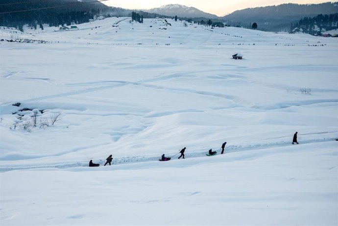 Archivo - Imagen de archivo de varios trabajadores indios cerca de un resort turístico en el Himalaya.