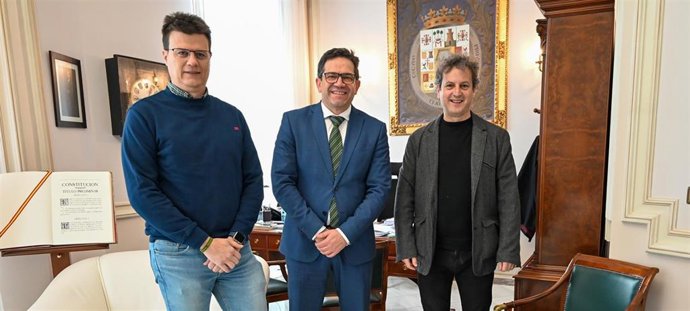 El presidente de la Diputación de Ciudad Real, Miguel Ángel Valverde, junto a miembros de la Orquesta Filarmónica de la Mancha.