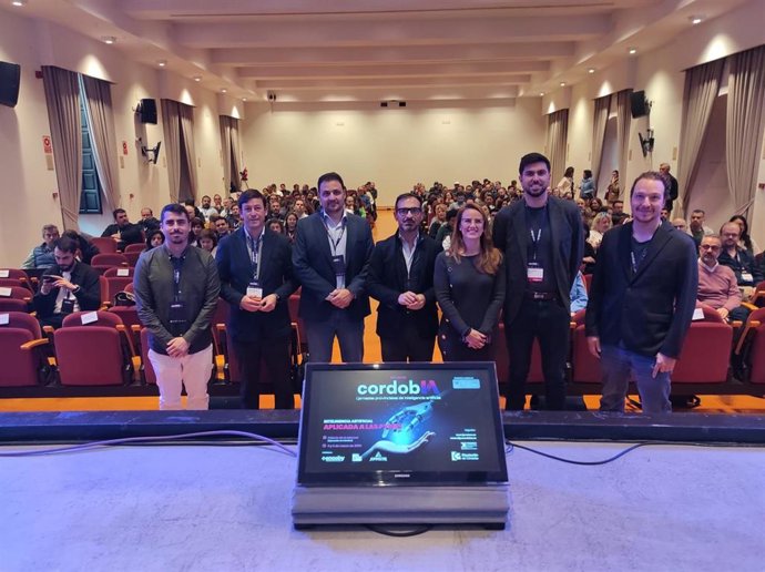 El delegado de Desarrollo Económico, Promoción y Empleo de la Diputación de Córdoba, Félix Romero (centro), en la inauguración de 'CordobIA'.