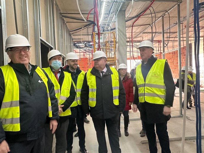El consejero de Sanidad, Alejandro Vázquez (centro), con el alcalde de Segovia, José Mazarías (dcha) y responsables de la obra y Sanidad de Segovia, visitan las obras del Centro de Salud Segovia IV.