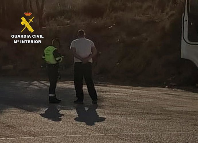 Un agente de la Guardia Civil practica la prueba de alcoholemia al conductor del camión