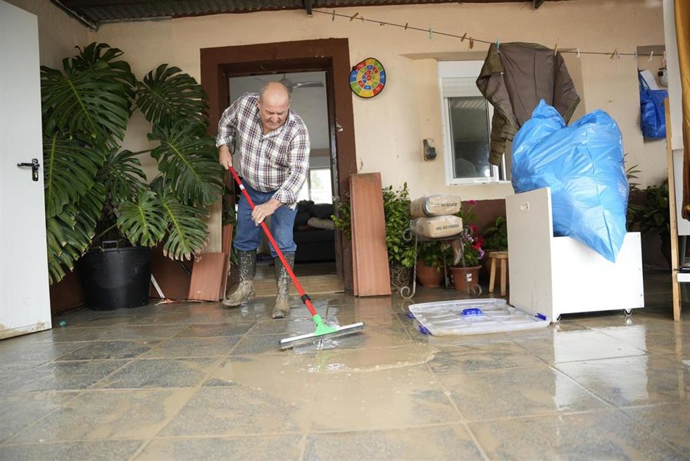 Un vecino de la zona rural de Jerez achica agua de su vivienda tras inundarse debido a la fuerte tromba de agua caída este pasado lunes.