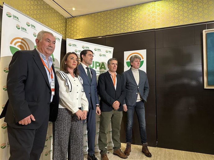 El secretario general de UPA en CyL, Aurelio González; la consejera de Agricultura, María Gonzalez Corral; el consejero de Medio Ambiente, Juan Carlos Suárez-Quiñones; el secretario de UPA, Cristóbal Cano, y el secretario del PSOE CyL, Carlos Martínez.