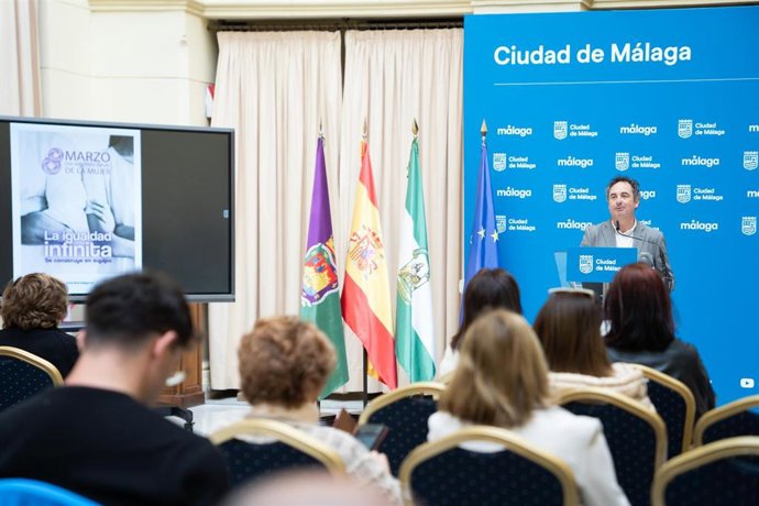El concejal delegado de Derechos Sociales, Francisco Cantos, presenta la campaña del Ayuntamiento de Málaga con motivo del Día Internacional de la Mujer.