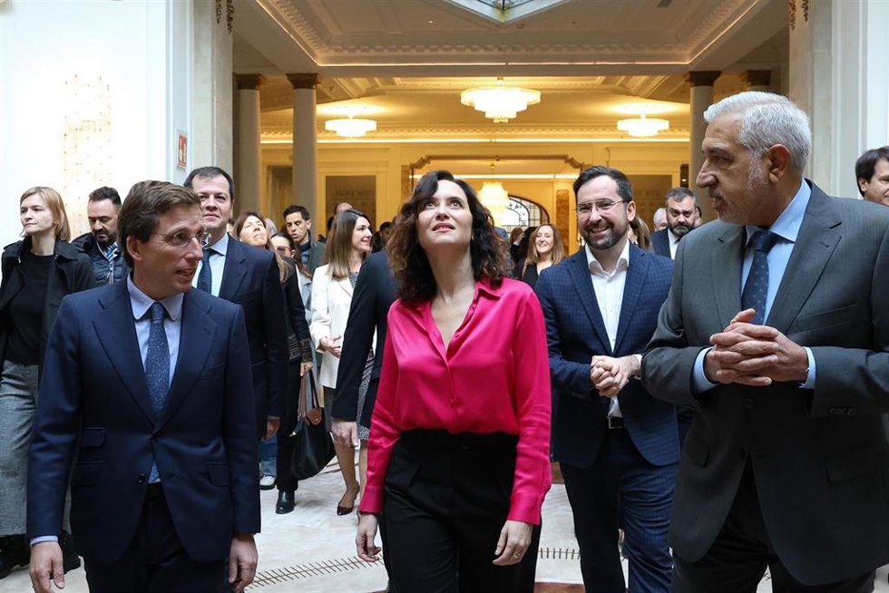 La presidenta de la Comunidad de Madrid, Isabel Díaz Ayuso, y el alcalde de Madrid, José Luis Martínez Almeida(i), durante el descubrimiento de la placa que inaugura el nuevo Palace Hotel