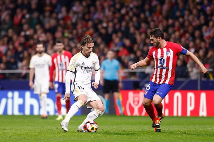 Archivo - Luka Modric of Real Madrid and Jorge Resurreccion Koke of Atletico de Madrid in action during the Spanish Cup, Copa del Rey, football match played between Atletico de Madrid and Real Madrid at Civitas Metropolitano stadium on January 18, 2024 in