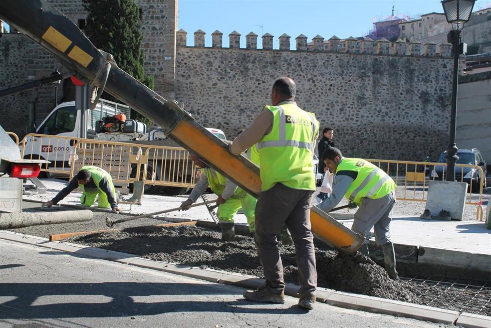 Archivo - Grupo de trabajadores, realizando un trabajo a pie de calle