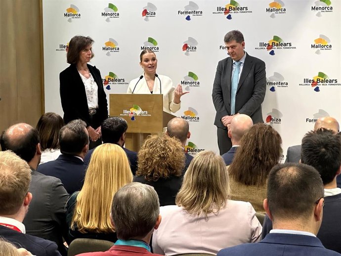 La presidenta del Govern, Marga Prohens, acompañada por el conseller de Turismo, Cultura y Deportes, Jaume Bauzà, en la ITB de Berlín