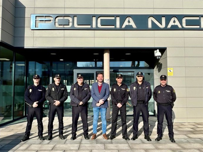 El subdelegado del Gobierno en la provincia de Ciudad Real, David Broceño, recibiendo al jefe de la Comisaría Local de Puertollano, Francisco José Calzada.