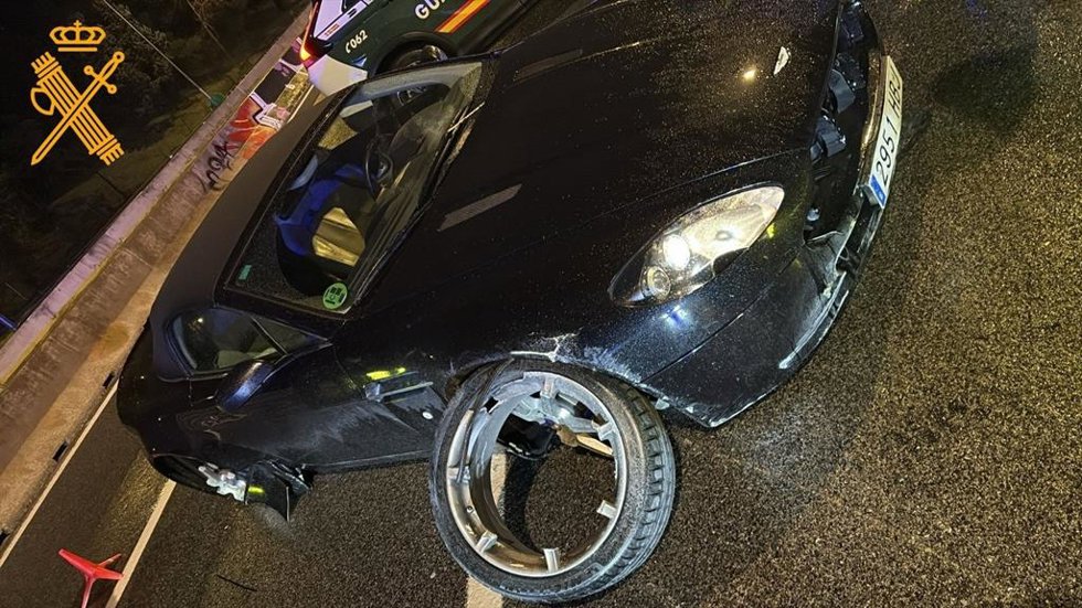 Roba un Aston Martin valorado en 315.000 euros y acaba siniestro en A-6 tras una difícil persecución policial