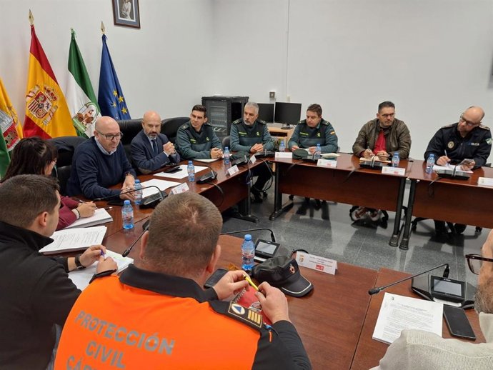 El subdelegado del Gobierno en Málaga, Javier Salas, y el alcalde de Cártama, Jorge Gallardo, junto a miembros de la corporación y representantes de la Guardia Civil, la Policía Local y Protección Civil en la junta de Seguridad Local.