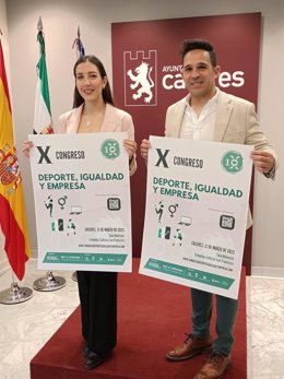 La concejala de Deportes de Cáceres, Noelia Rodríguez, y el director de la Fundación Jóvenes y Deporte, Alberto Cacho