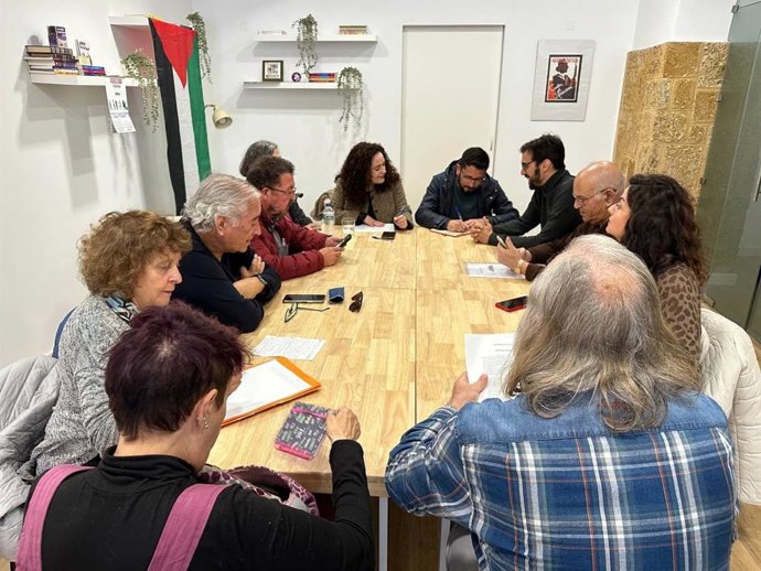 Reunión de la portavoz parlamentaria de Por Andalucía, Inma Nieto, con representantes de la Marea Blanca de Cádiz en El Puerto de Santa María.