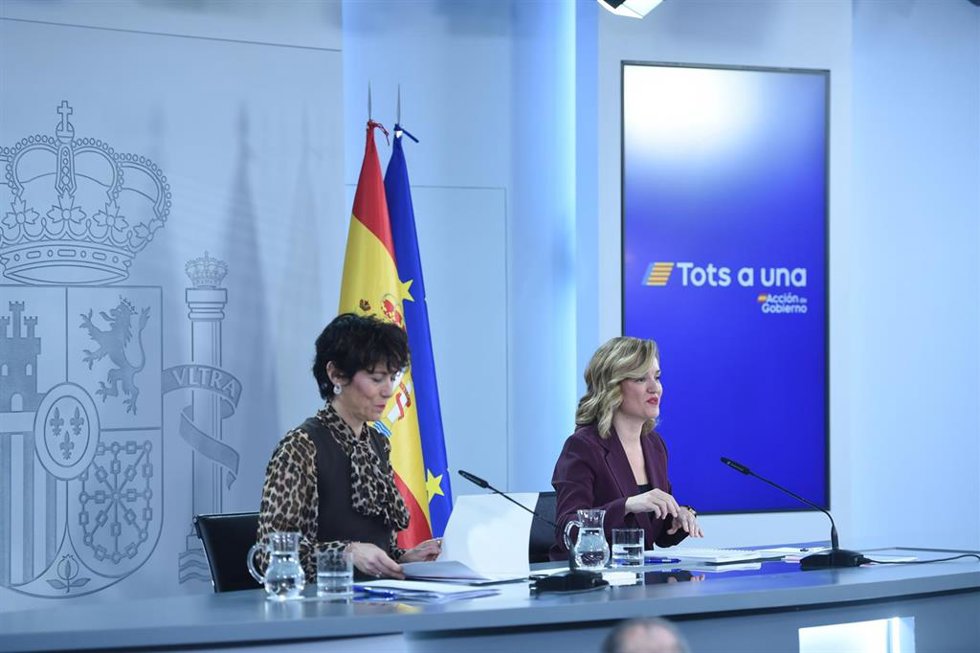 La ministra de Inclusión, Seguridad Social y Migraciones, Elma Saiz , y la  portavoz el Gobierno, Pilar Alegría , durante una rueda de prensa posterior a la reunión del Consejo de Ministros, en el Palacio de la Moncloa