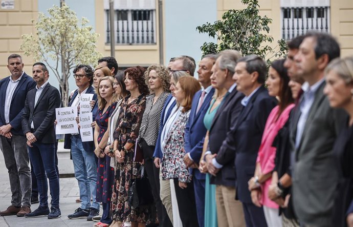 Archivo - Arxiu - Imatge d'arxiu d'una concentració i minut de silenci davant del Palau de la Generalitat per a condemnar assassinats per violència masclista