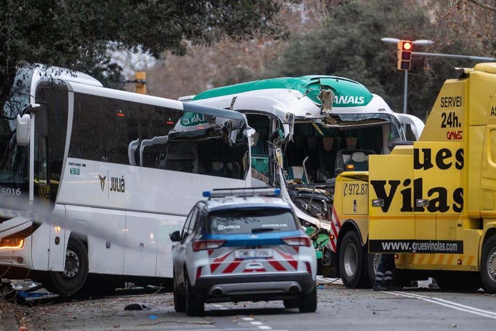 Varios servicios de emergencia trabajan tras el choque de dos autocares en la Diagonal de Barcelona, a 3 de marzo de 2025, en Barcelona, Catalunya (España). 