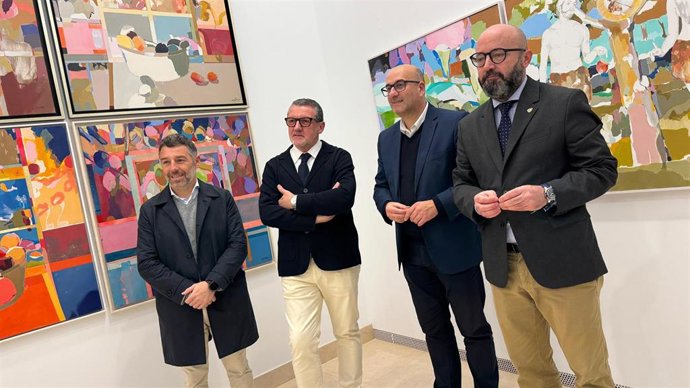 El diputado de Cultura, Manuel López, el teniente de alcalde de Antequera y vicepresidente de la Diputación, Juan Rosas; el concejal de Cultura, José Medina; el artista Daniel Sancho, y el comisario de la exposición y profesor,, Sebastián Gámez.