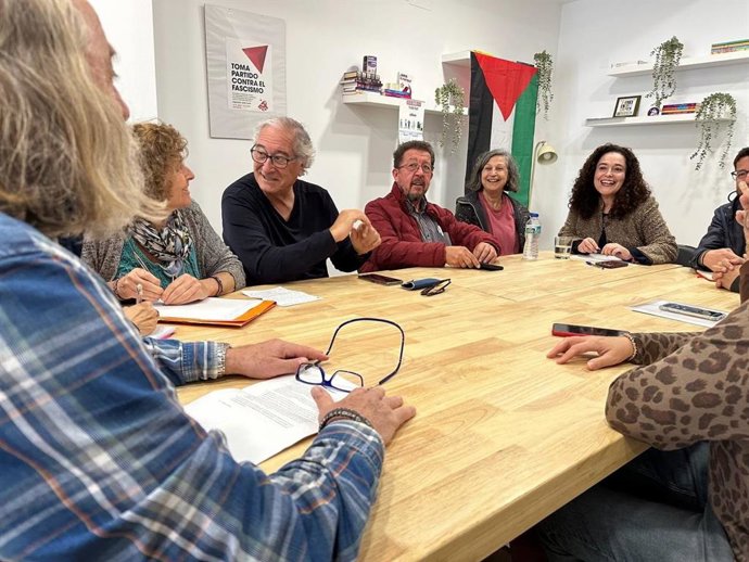 La portavoz de Por Andalucía, Inma Nieto, este martes en una reunión con Marea Blanca en El Puerto de Santa María (Cádiz).