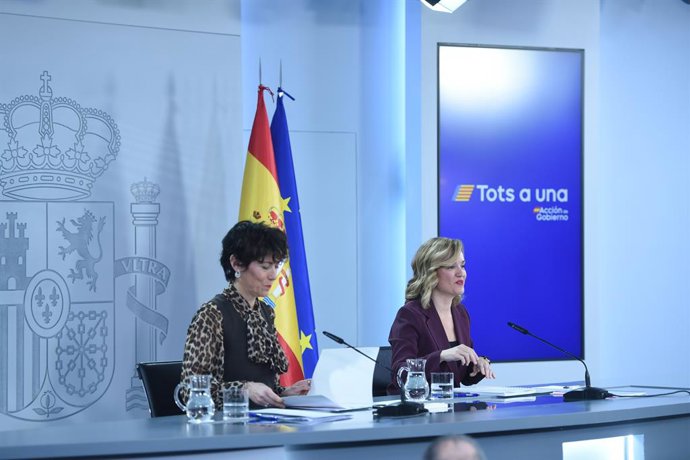 A Ministra da Inclusão, Seguridade Social e Migração, Elma Saiz (à esquerda), e a Ministra da Educação, Treinamento Vocacional e Esportes e Porta-voz do Governo, Pilar Alegría (à direita), durante uma coletiva de imprensa após a reunião do Conselho de Min