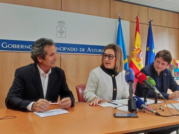 El creador del TEI, Andrés González Bellido; la consejera de Educación, Lydia Espina; y el director general de Inclusión Educativa y Ordenación, David Artime