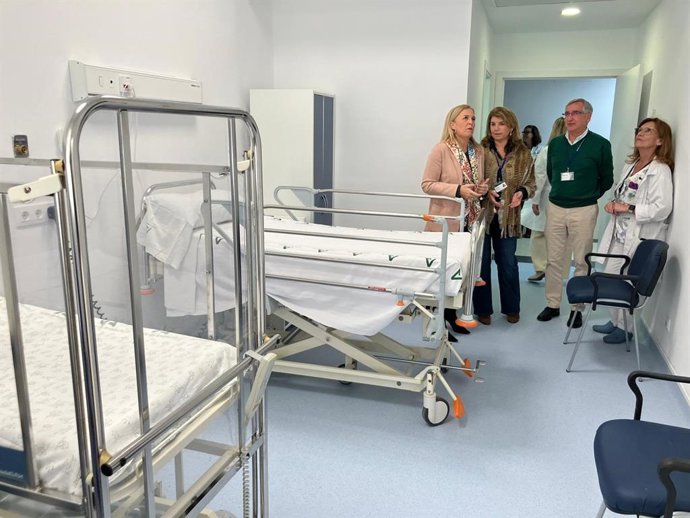 Eva Pajares en la nueva planta de Pediatría del Hospital de Puerto Real.