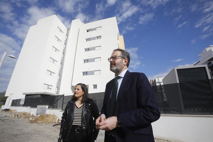 Adolfo Molina y Carrmen Granados durante su visita a la zona de Huerta de Santa Isabel, donde se construyen viviendas protegidas.