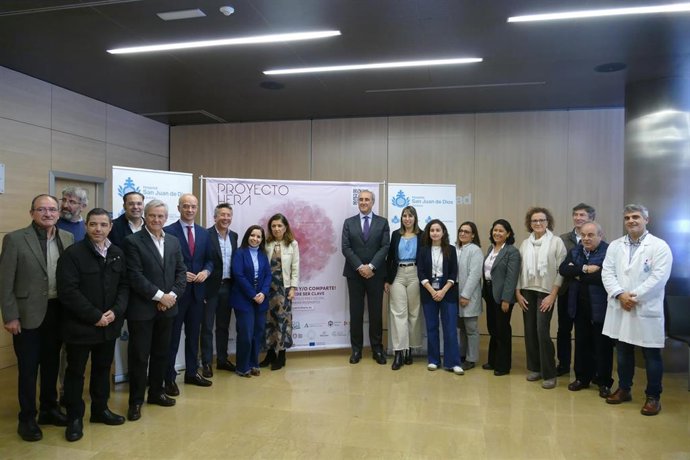 Foto de grupo con representantes de instituciones y agentes sociales colaboradores del 'Proyecto Hera'.