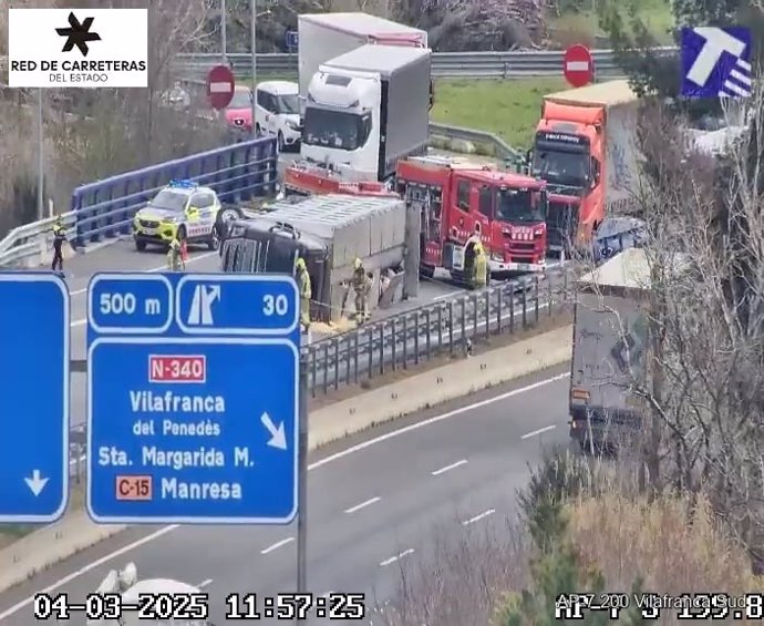 El camió de porcs accidentat a l'AP-7 