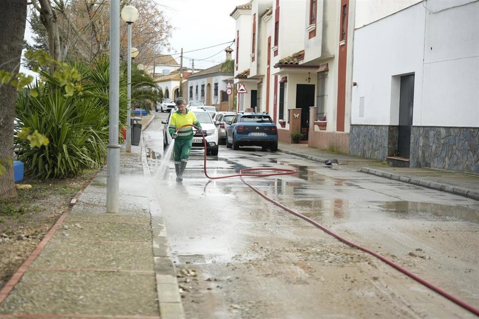 Un operario limpia las calles de Torremegalrejo tras las lluvias de este lunes.